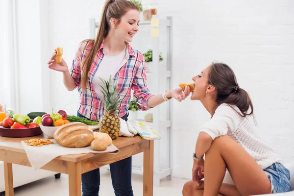 Vänner kvinnor matlagning förbereda en måltid i köket konceptet kulinariska, hälsosam livsstil. — Stockfoto