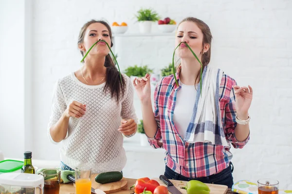 Nők felkészítése egészséges élelmiszer játszik zöldségek a konyhában szórakozás fogalom diéta táplálkozás — Stock Fotó