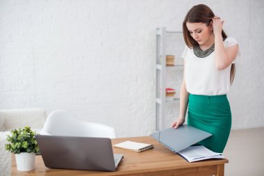 iş kadını, office ayakta tablo belgelerle yakınındaki.