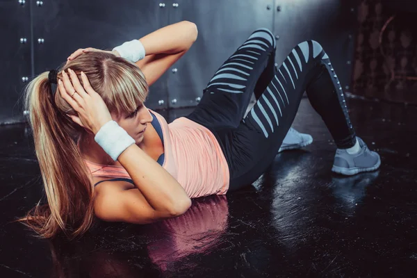 运动员女子做仰卧起坐运动 — 图库照片