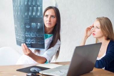 Doktor ve hasta x-ray arıyorsunuz
