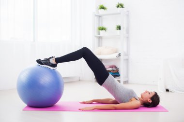Sportif kadın Pilates yapıyor