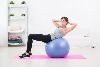 genç bir kadın fitness