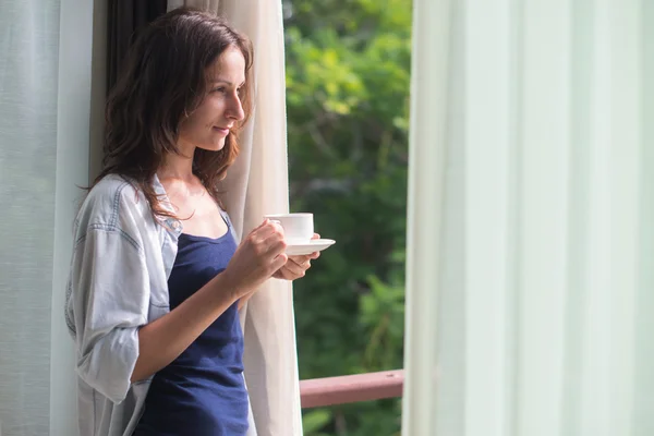 Mujer de camisa ancha y larga — Foto de Stock