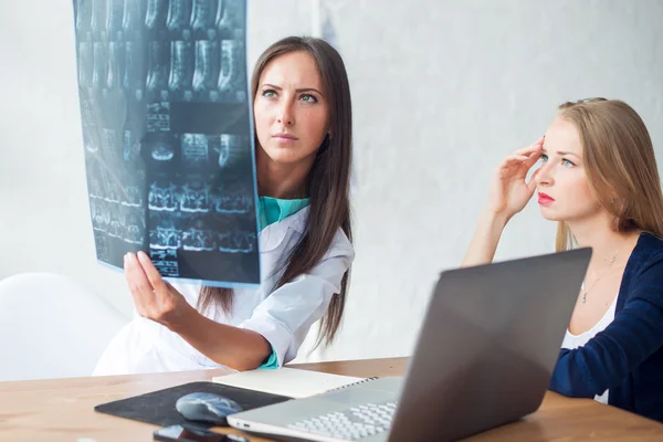 Médecin et patient regardant la radiographie — Photo