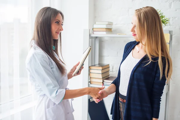 Kvinna läkare skakar hand — Stockfoto