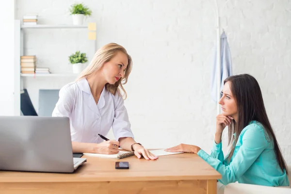 Läkare som förklarar diagnos — Stockfoto