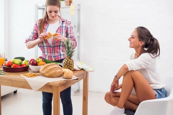 Mulheres preparando o jantar — Fotografia de Stock