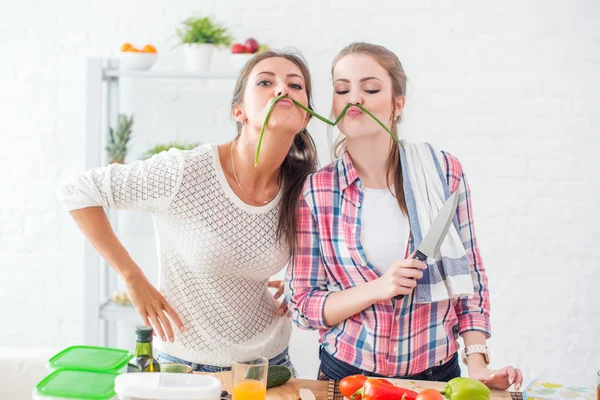 Women preparing healthy food — Stock Photo, Image