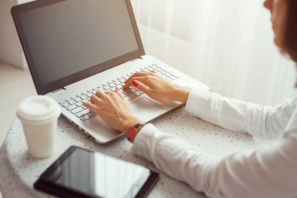 Freiberufler mit Laptop, — Stockfoto