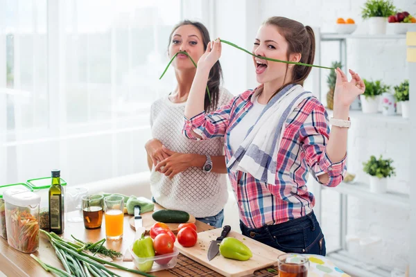 Women preparing healthy food — Stock Photo, Image