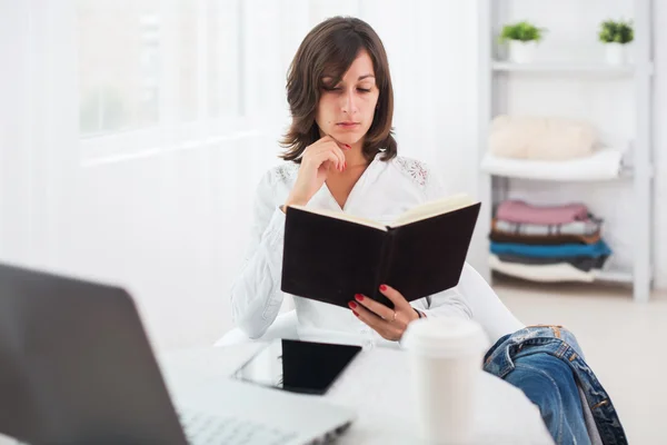 Geschäftsfrau mit Laptop — Stockfoto