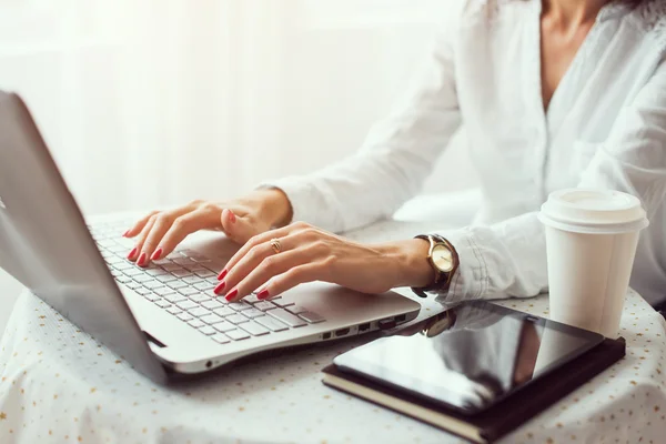 Vrouw die thuis werkt — Stockfoto