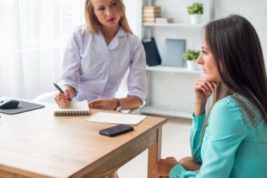 Tanı için ona dişi açıklayan doktor