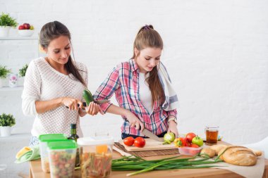 İki kız yemek hazırlama
