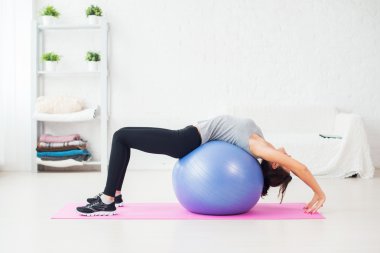 Sportif kadın germe fitness yapıyor