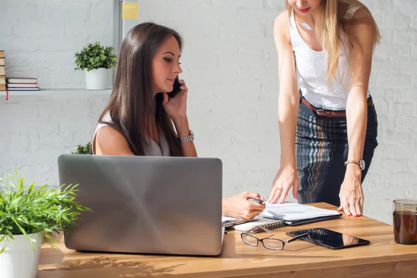 Mujer de negocios hablando y mostrando — Foto de Stock