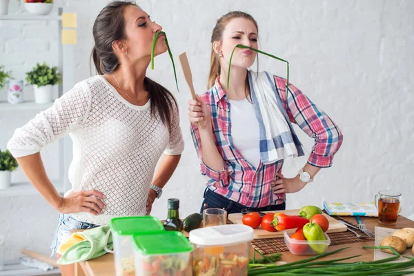 Mujeres que preparan alimentos saludables — Foto de Stock