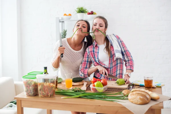 Kvinnor tillaga hälsosam mat — Stockfoto