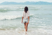 Mladá žena stojící po moři