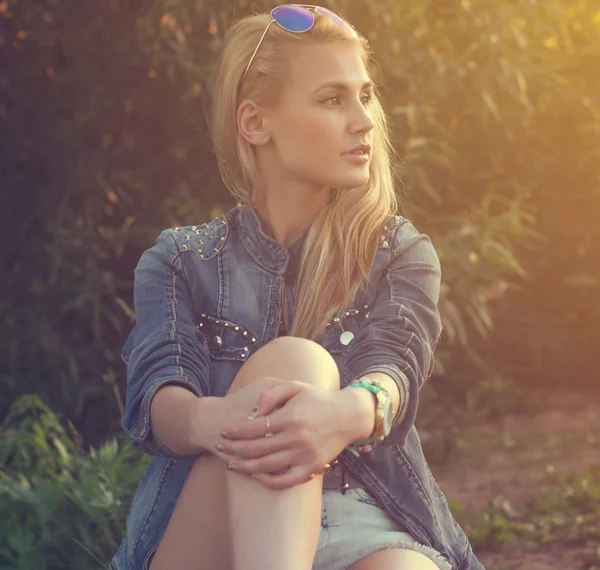 Schöne Mode junge Mädchen — Stockfoto