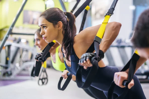 Vrouwen doen push-ups training armen — Stockfoto