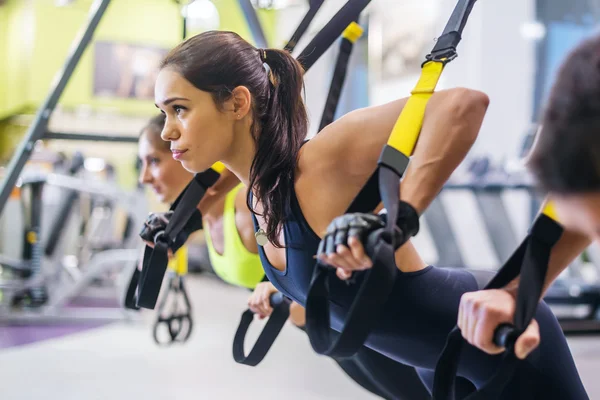 Mulheres fazendo flexões braços de treinamento — Fotografia de Stock