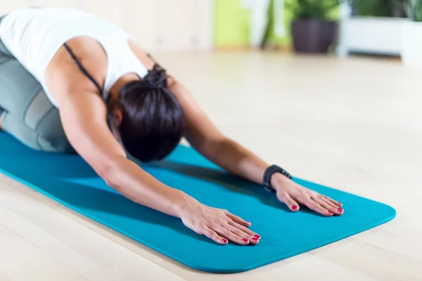 Vältränad kvinna gör stretching pilates — Stockfoto