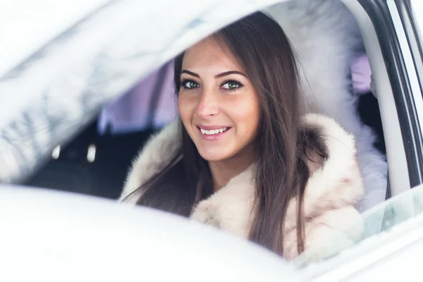 Mujer sonriente en piel —  Fotos de Stock