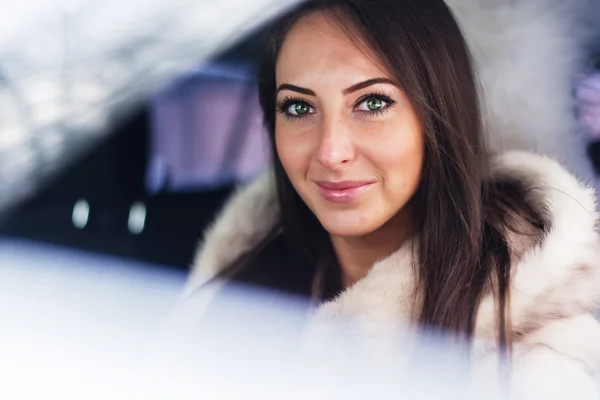 Vrouw automobilist in bontjas. — Stockfoto