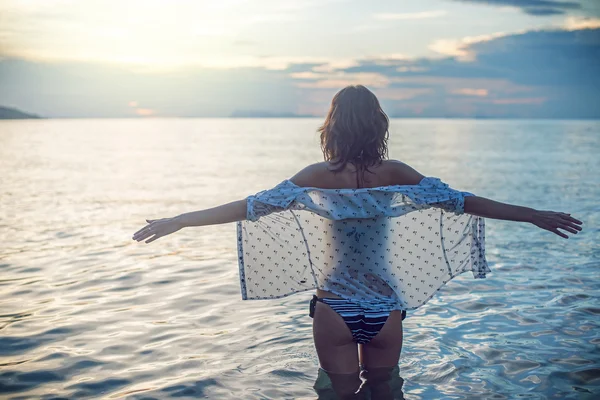 Žena otevřenou náručí — Stock fotografie