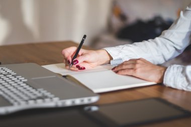 Dizüstü bilgisayarı olan iş kadını