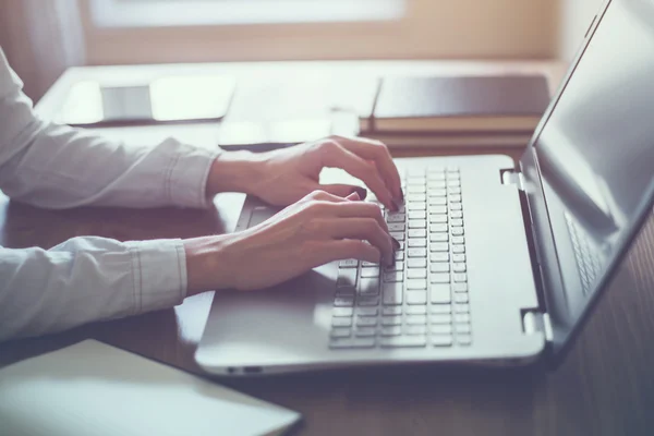 Femme travaillant dans la main de bureau à domicile — Photo