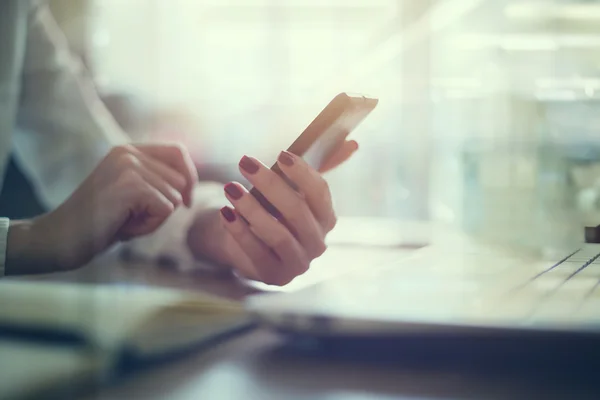 Moderne werkplek vrouw — Stockfoto