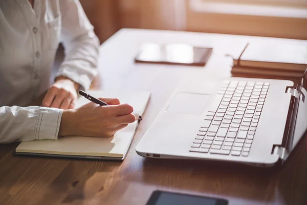 Vrouw freelancer vrouwelijke handen — Stockfoto