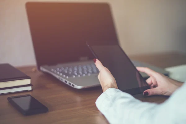 Mujer usando una tableta digital en la oficina — Foto de Stock