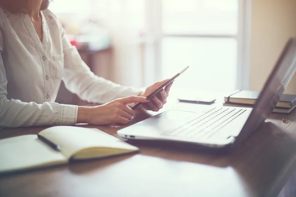 Mulher de negócios mão laptop de trabalho — Fotografia de Stock