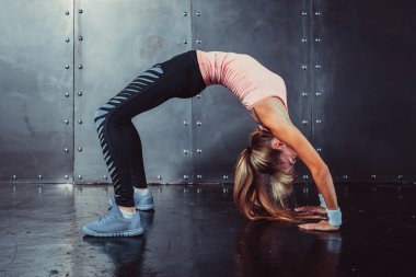 Köprü poz sportif kadın  .