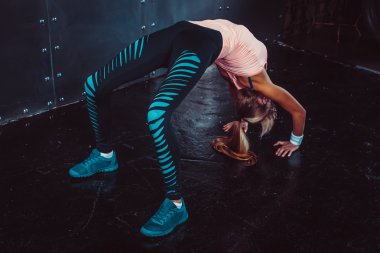 Köprü poz sportif kadın