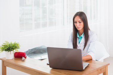 Doktor dizüstü bilgisayarla çalışıyor