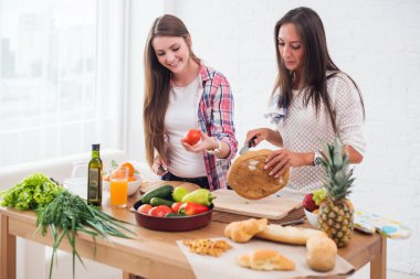 güzel genç kadın yemek hazırlama
