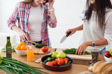 İki kız arkadaş yemek hazırlama