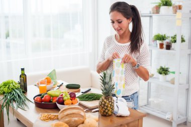 Bir mutfakta yemek hazırlama kadın