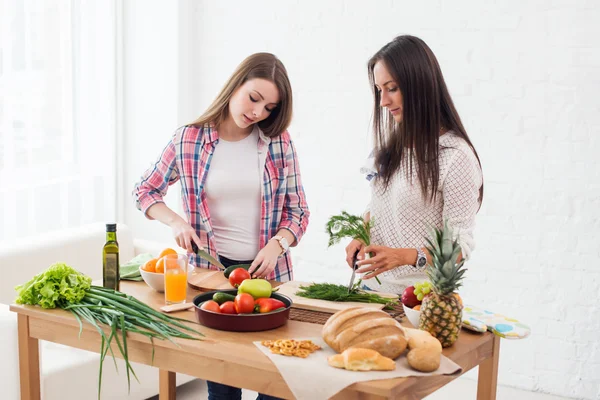 Duas meninas amigas preparando o jantar — Fotografia de Stock