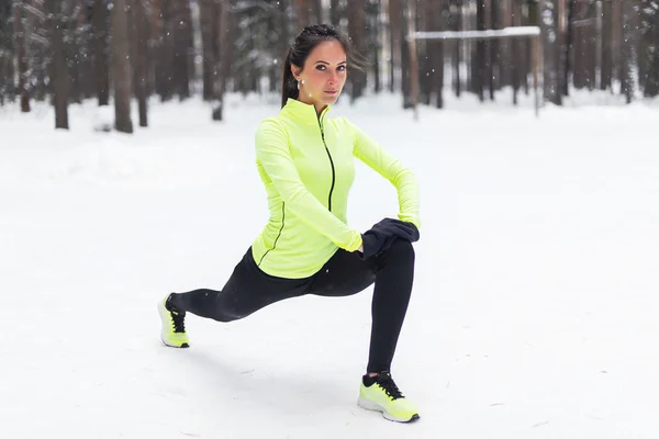 Vältränad kvinna göra stretchingövningar — Stockfoto