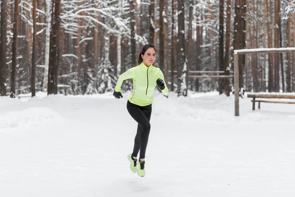 Sportovec žena běžec běží — Stock fotografie