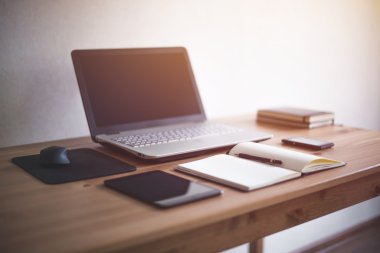 bilgisayar notebook masada.