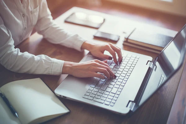 Vrouw met laptop werkt — Stockfoto