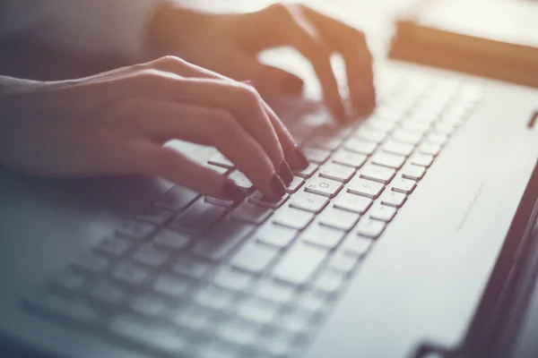 Mão de escritório no teclado fechar — Fotografia de Stock