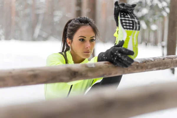 Fit femme athlète faire des exercices d'étirement — Photo